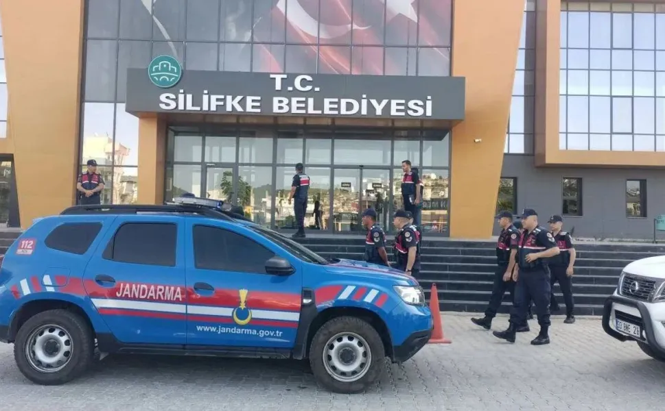 Silifke Belediyesi'ne operasyon: 7 kişi gözaltına alındı