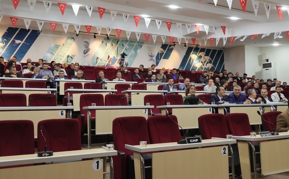 AKP’ye geçen Çiğli Belediye Meclisi'nde protesto: Ertelendi!