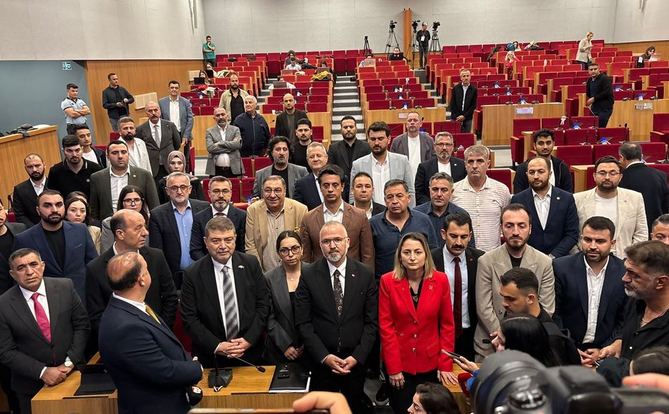 Yeni Parti’den meclis protestosu: Oturum ertelendi!