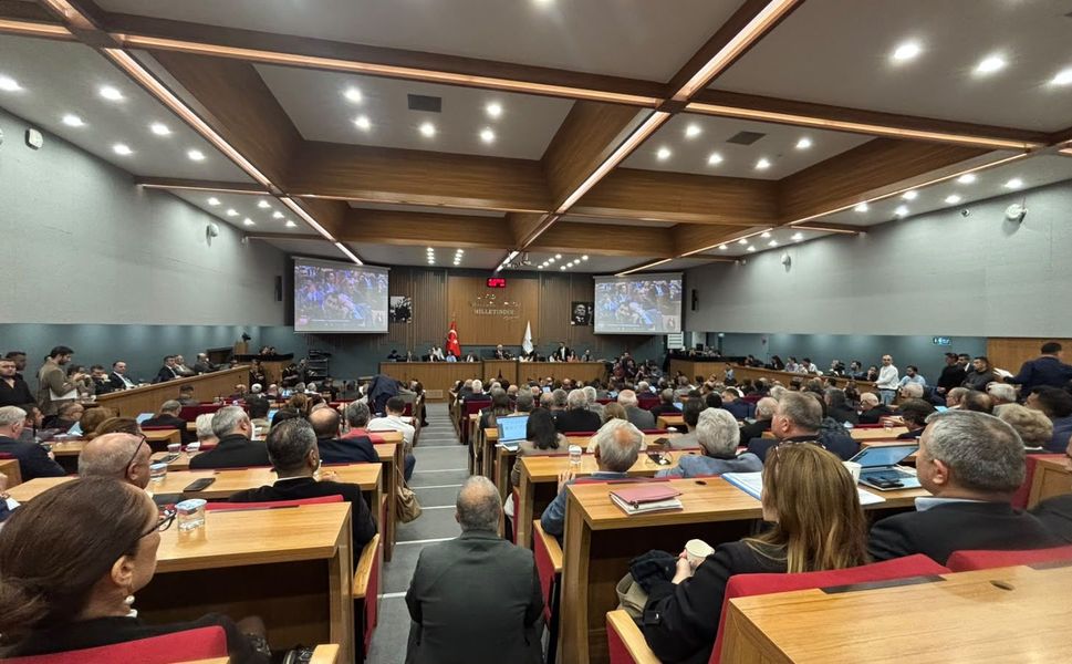 Büyükşehir Meclisi'nde tarihi katılım: Koltuklar merdivenlere taştı!
