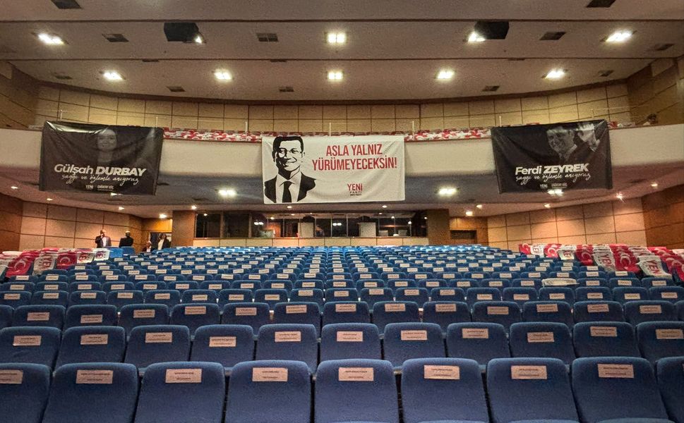 Yeni Parti İzmir’de kongre heyecanı: İmamoğlu ile merhum başkanlar da salonda!