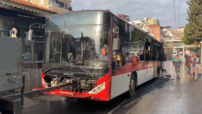 İzmir'de Belediye Otobüsü Alev Aldı! 2