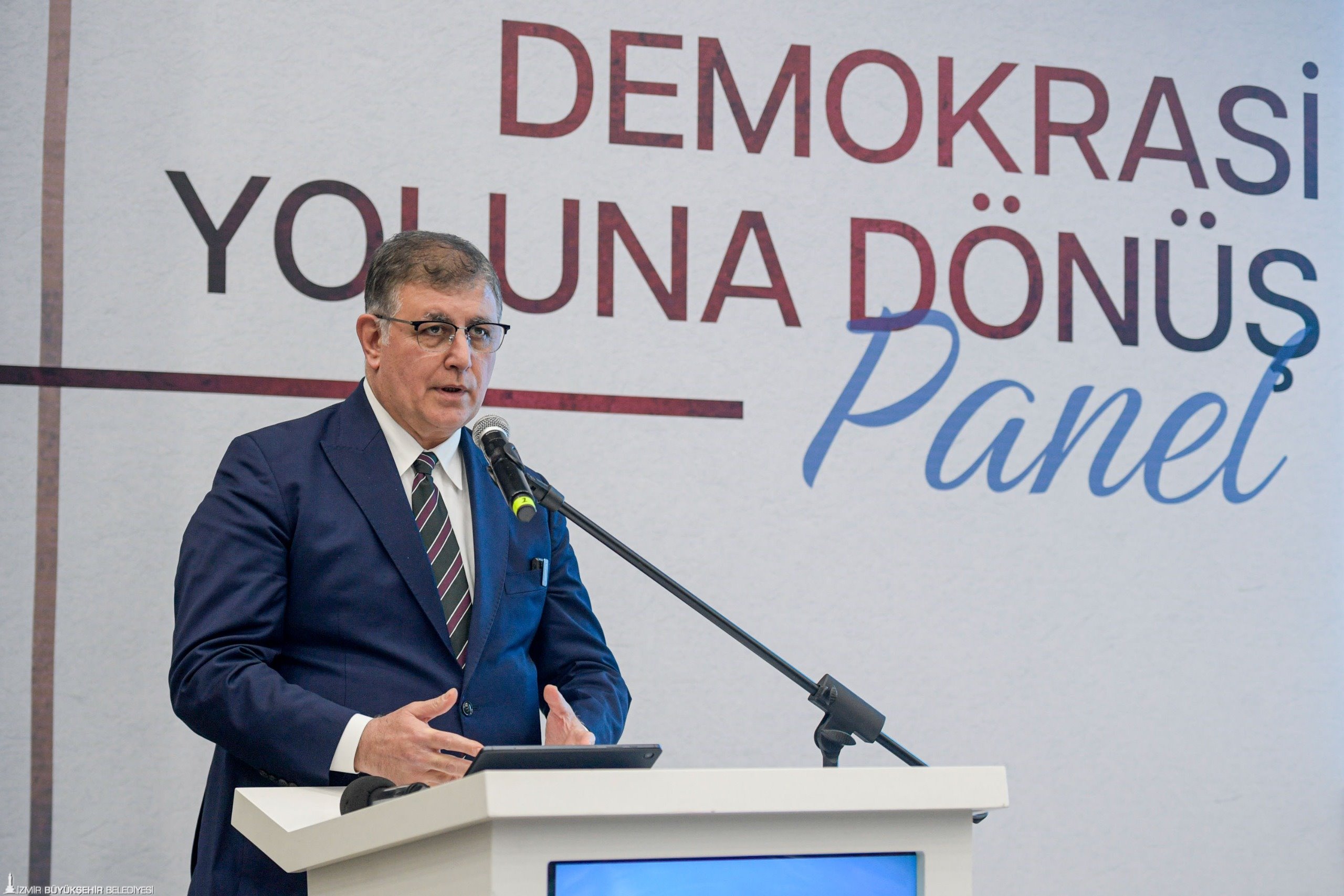 İzmir'de Demokrasiye Dönü Panel Cemil Tugay'dan İmamoğlu'na Destek