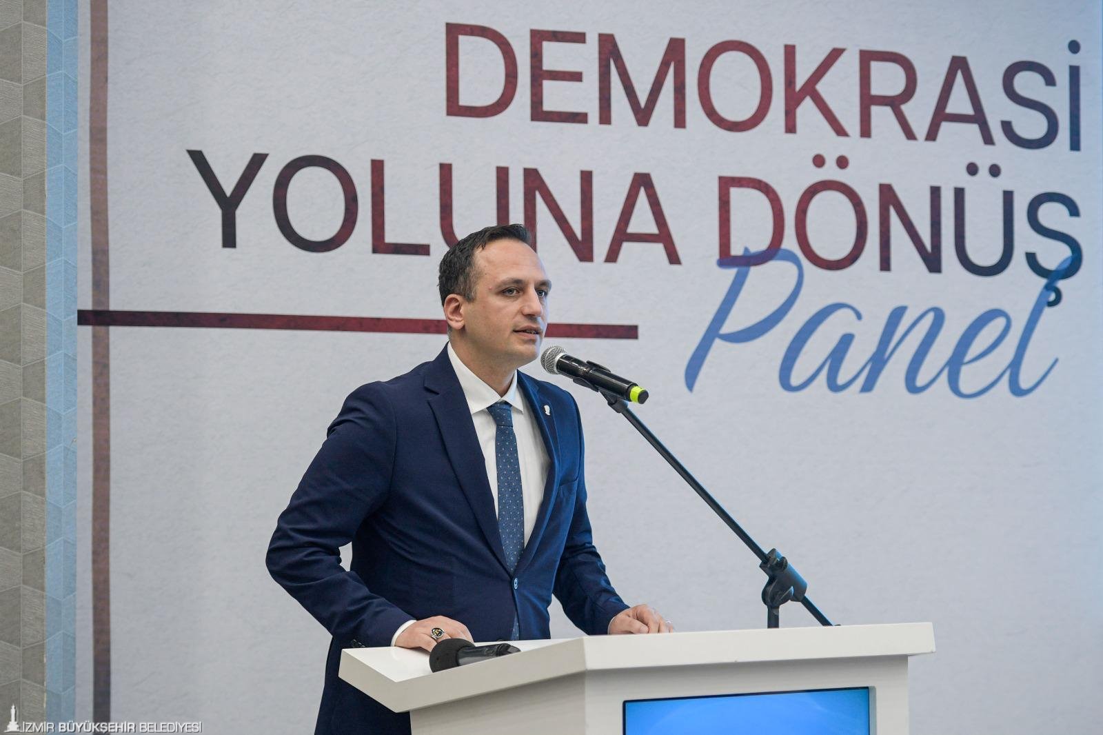 İzmir'de Demokrasiye Dönü Panelcemil Tugay'dan İmamoğlu'na Destek