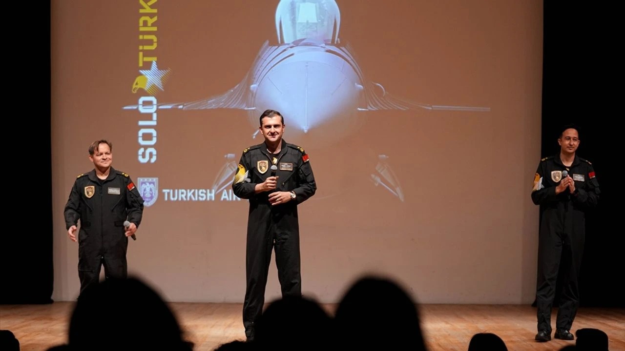 Solotürk Pilotları Ege Üniversitesi Öğrencileriyle Bir Araya Geldi 1