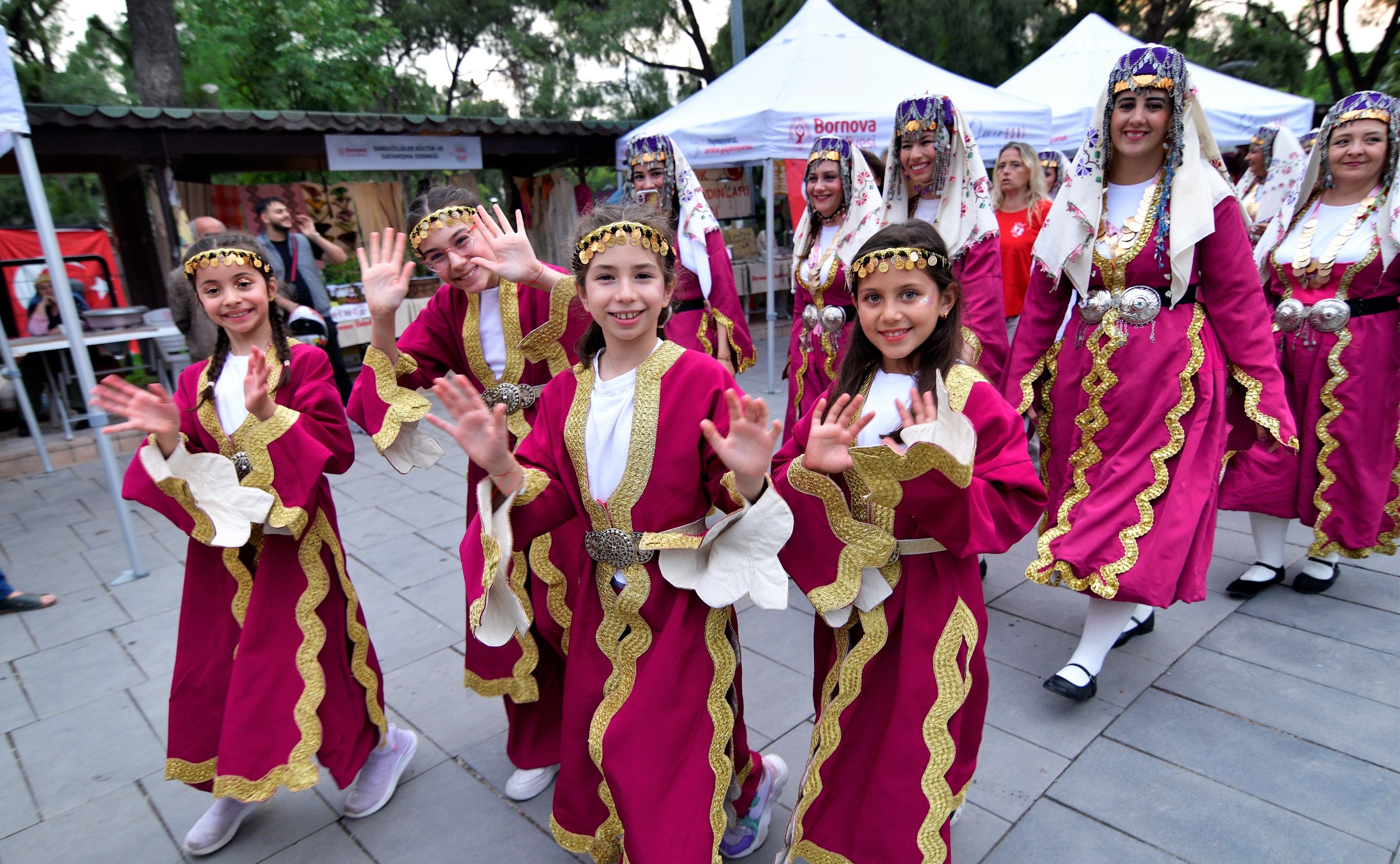Bornova'da Halk Dansları Festivali Sokaklara Taştı! (2)