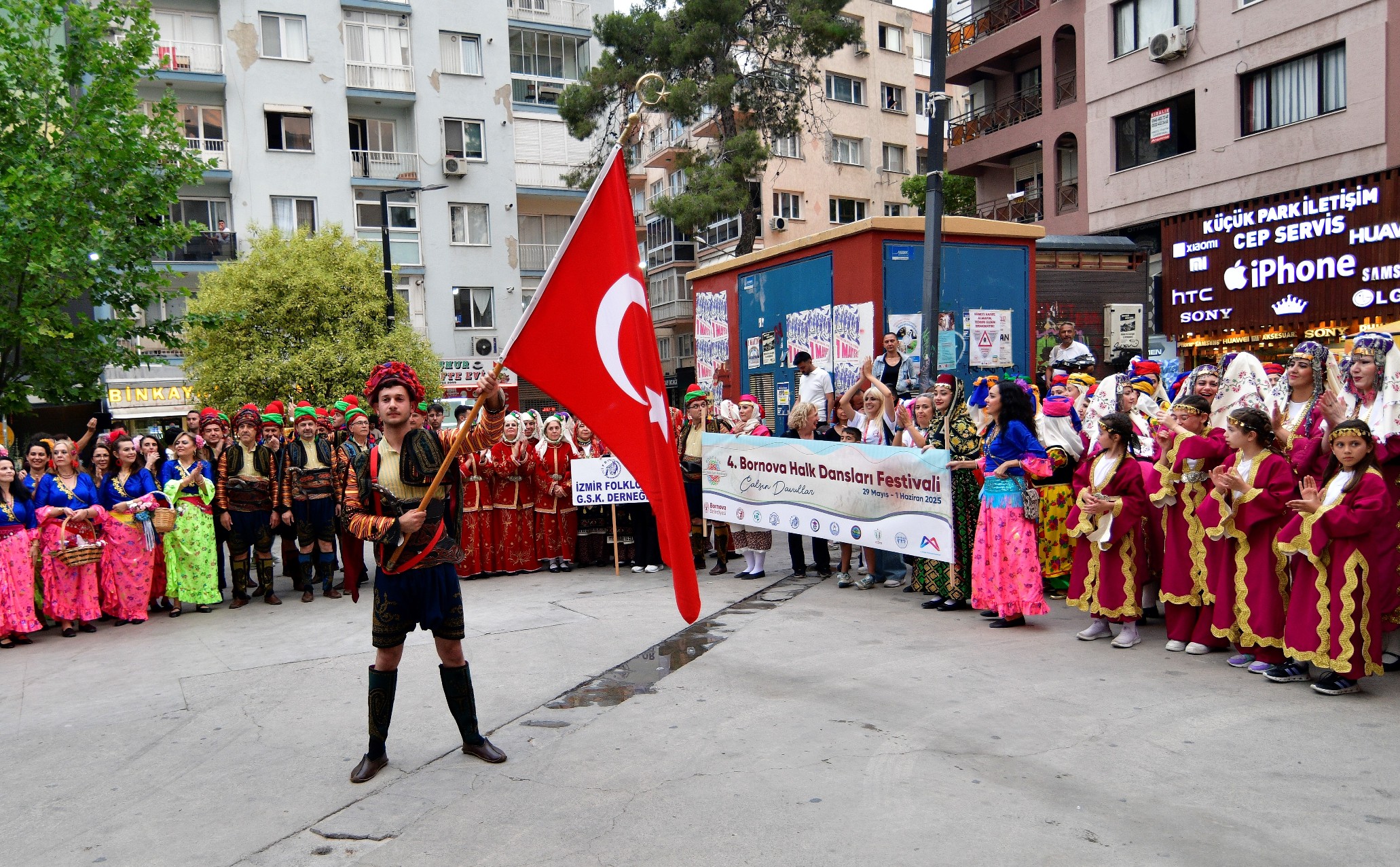 Bornova'da Halk Dansları Festivali Sokaklara Taştı! (3)
