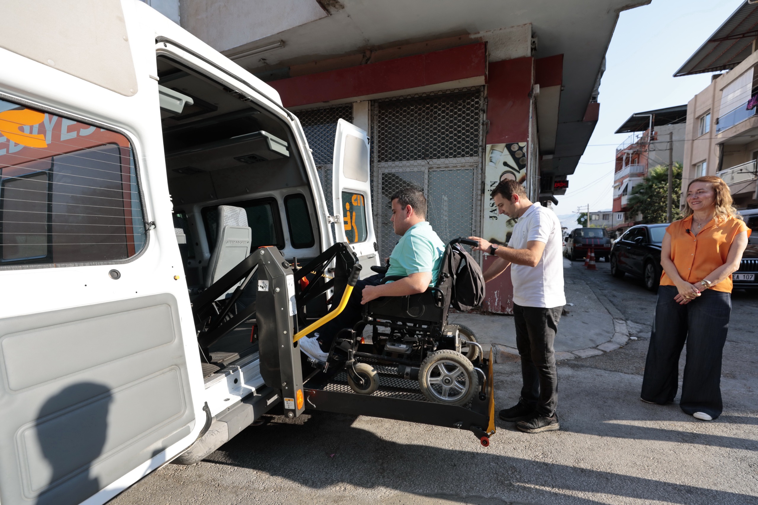 Başkan Mutlu Sınav Günü Engelli Genci Yalnız Bırakmadı (2)