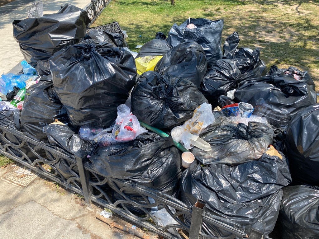 Çöp Yığınları İzmir’i Sararken Vatandaş Tepkili! 1