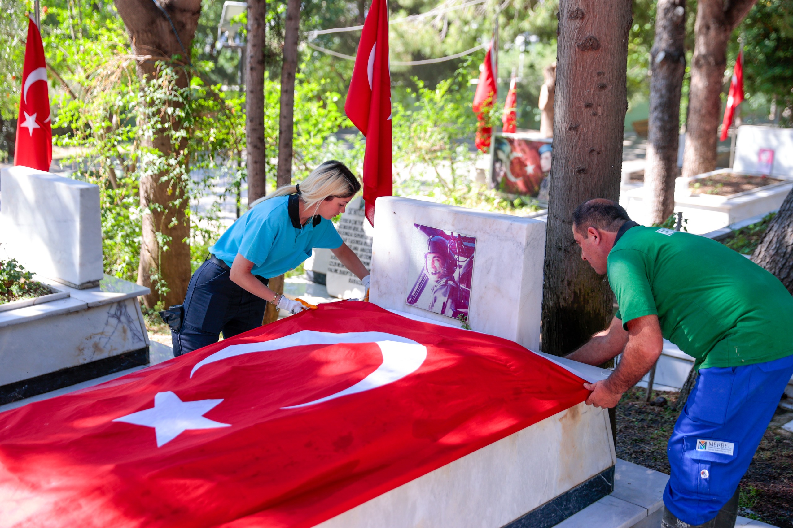 Konak Belediyesi’nden Şehitlikte Bayram Öncesi Temizlik (1)