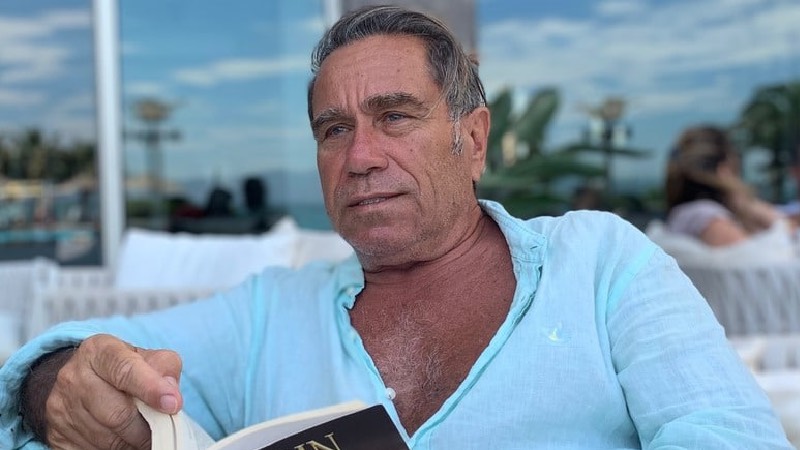 Ugan'ın, Beyin Damarlarındaki Tıkanıklık Sebebiyle Tedavi Gördüğü Hastanede Entübe Edildiği Öğrenildi.1