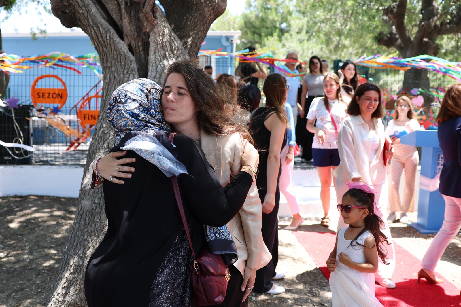Yuvamız Çeşme Ilk Mezunlarını Verdi Minikler Sertifikalarını Aldı (1)