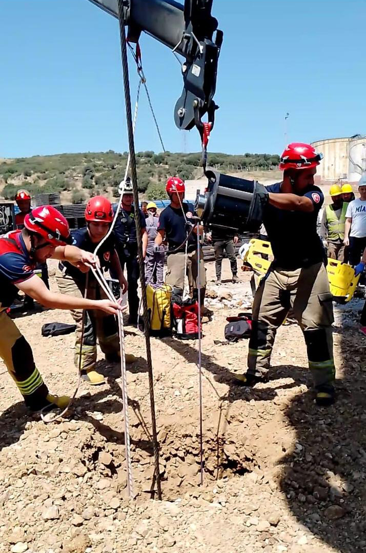 İzmir İtfaiyesi, 15 Metrelik Kuyuya Düşen Vatandaşı Kurtardı (1)