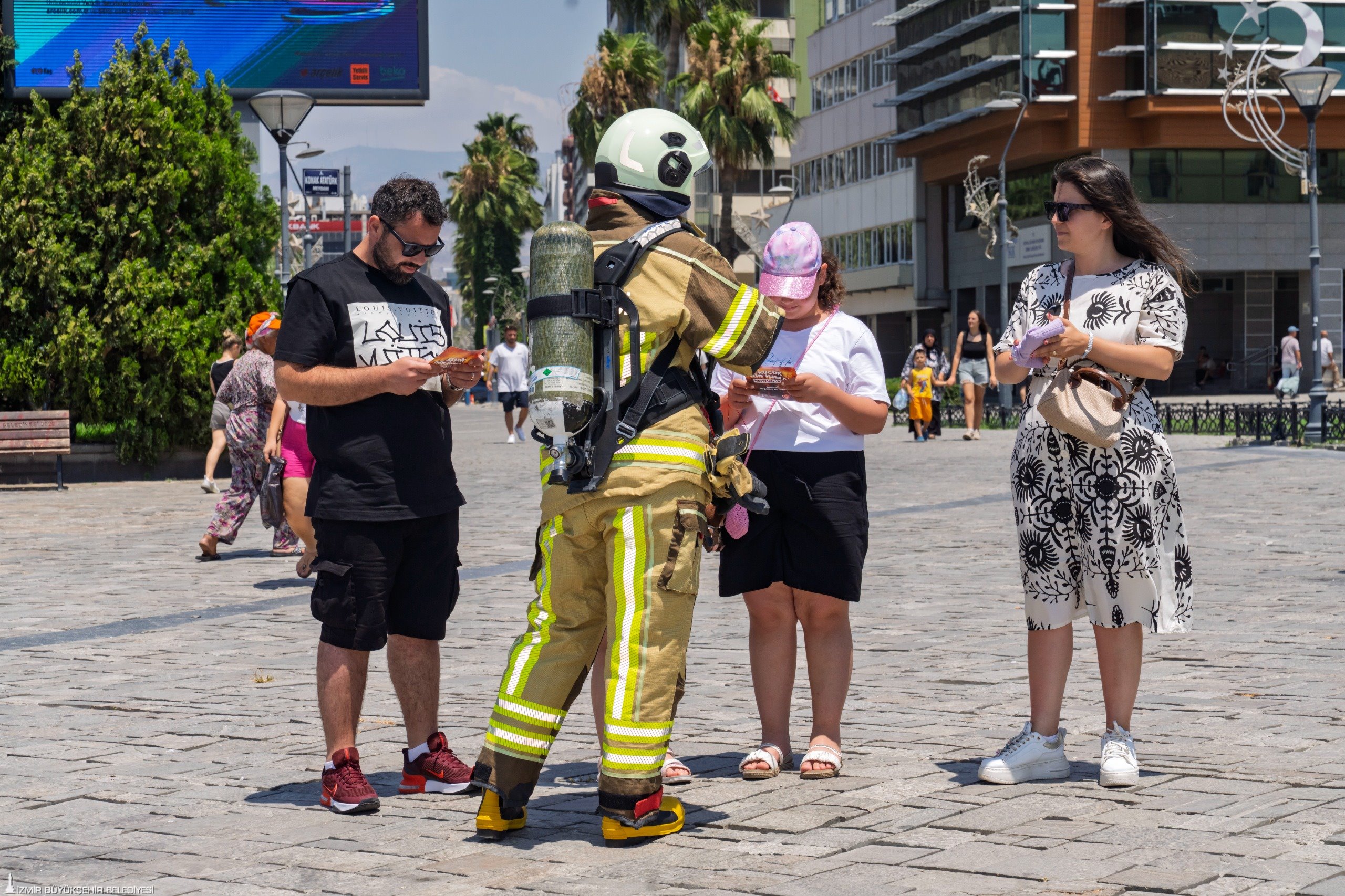 İzmir İtfaiyesi Yangınlara Dikkat Çekmek Için Sokağa Indi3