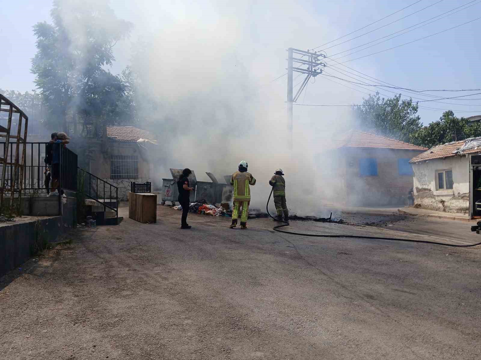 İzmir’de Günlerdir Toplanmayan Çöpte Yangın1