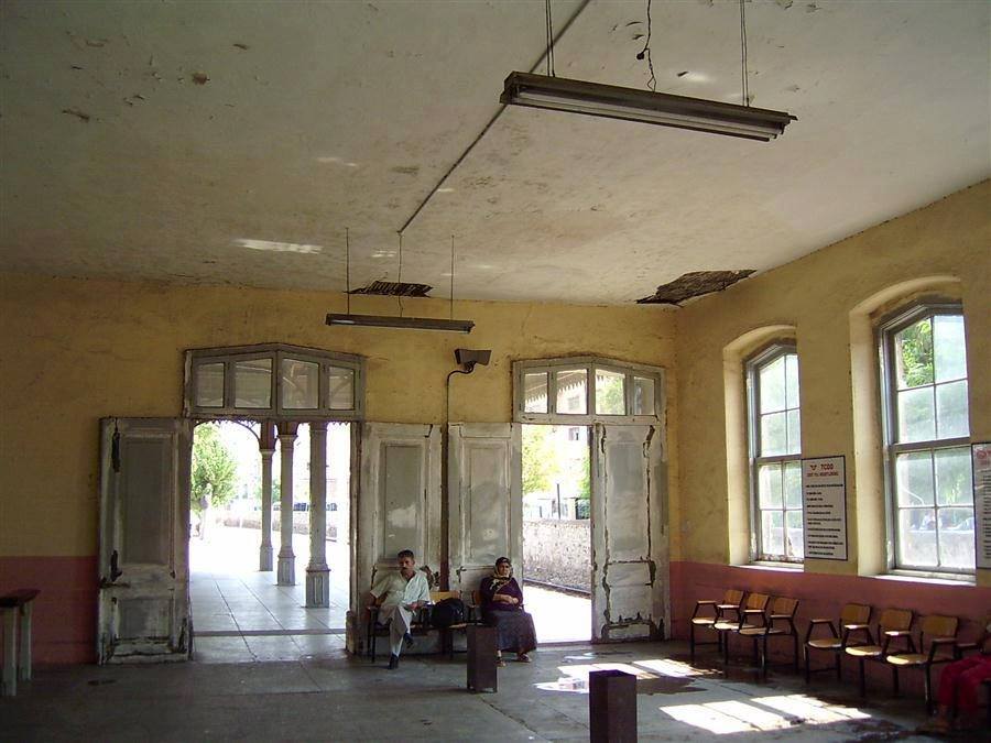 Buharli 01 Kemer Tren İstasyonu