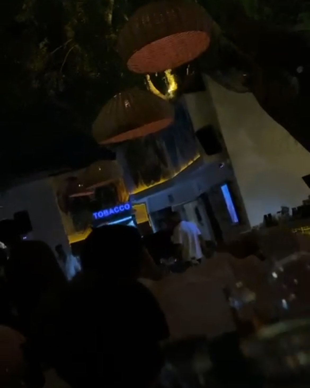 Çeşme'de Silahlı Kavga Ezgi Mola'nın Eski Eşi Vuruldu (1)