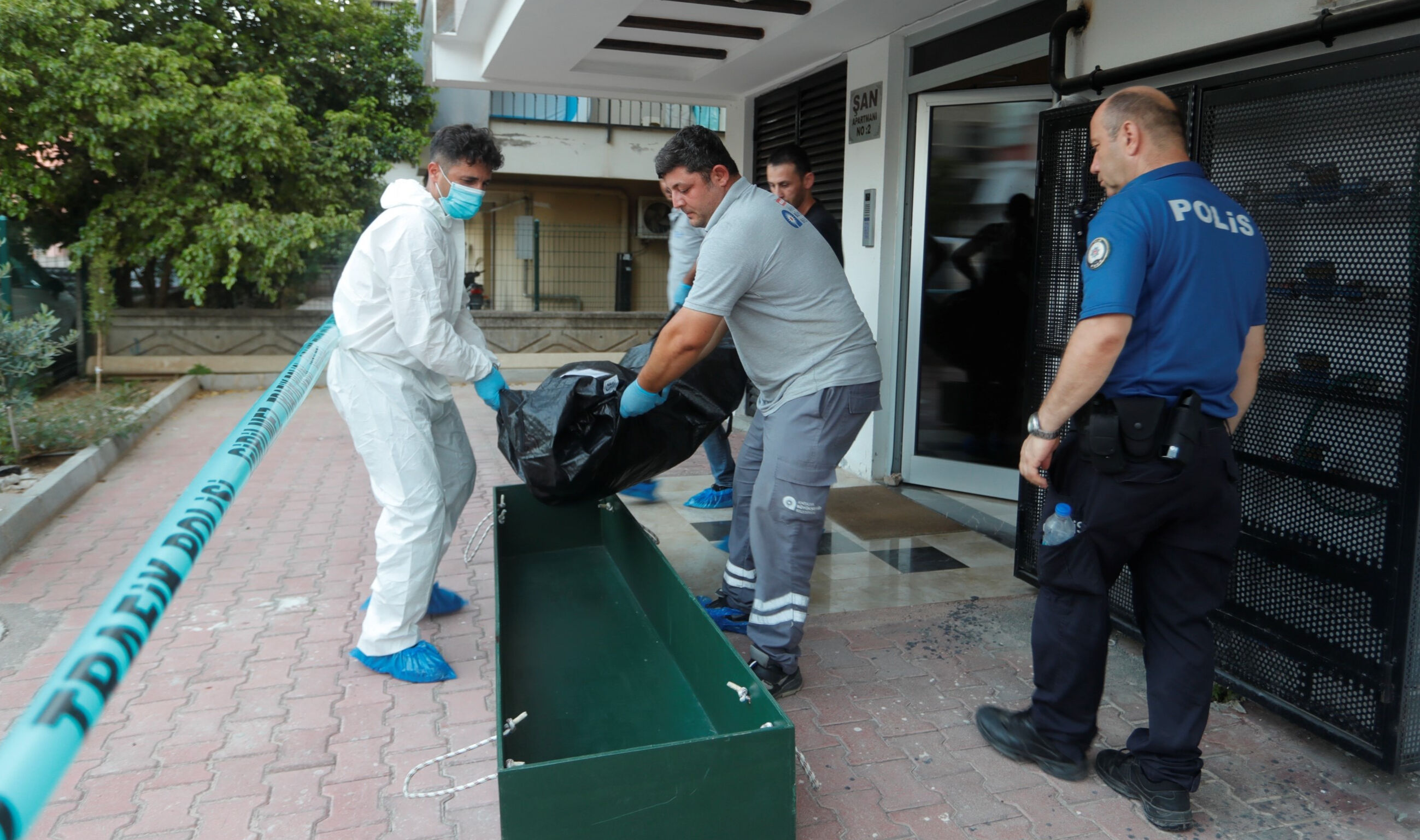 Evinin Banyosunda Boğazı Kesilmiş Halde Bulundu! En Yakınındaki Gözaltında2