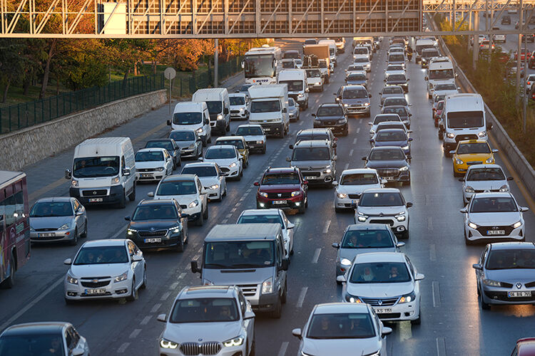 İzmir’de trafiğe kayıtlı araç sayısı 2,1 milyonu aştı