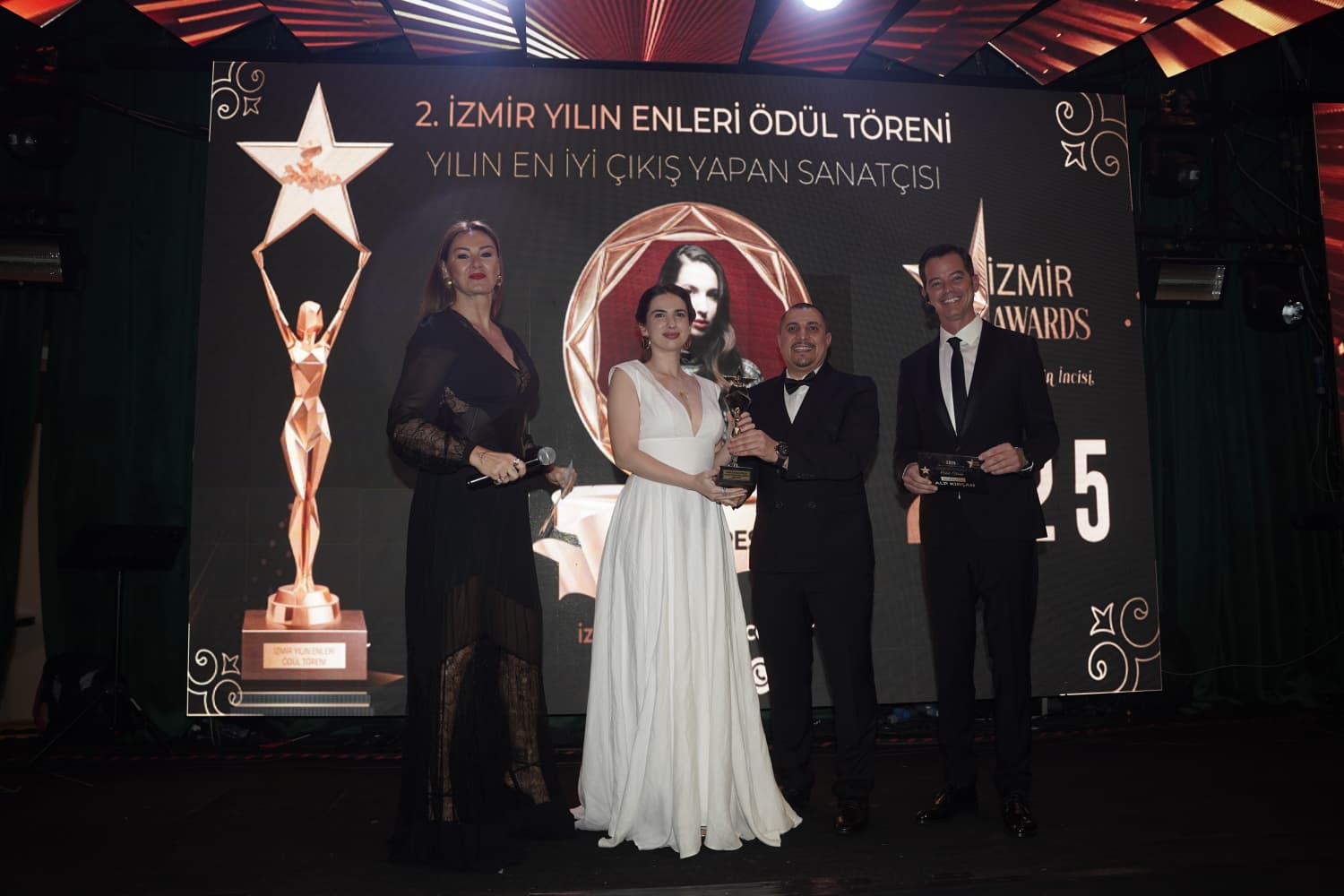 2. İzmir Yılın Enleri Ödülleri Görkemli Bir Geceyle Sahiplerini Buldu 4