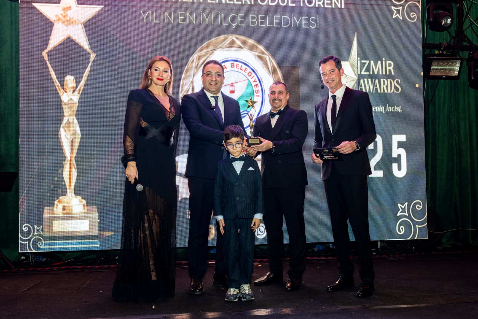 2. İzmir Yılın Enleri Ödülleri Görkemli Bir Geceyle Sahiplerini Buldu 5