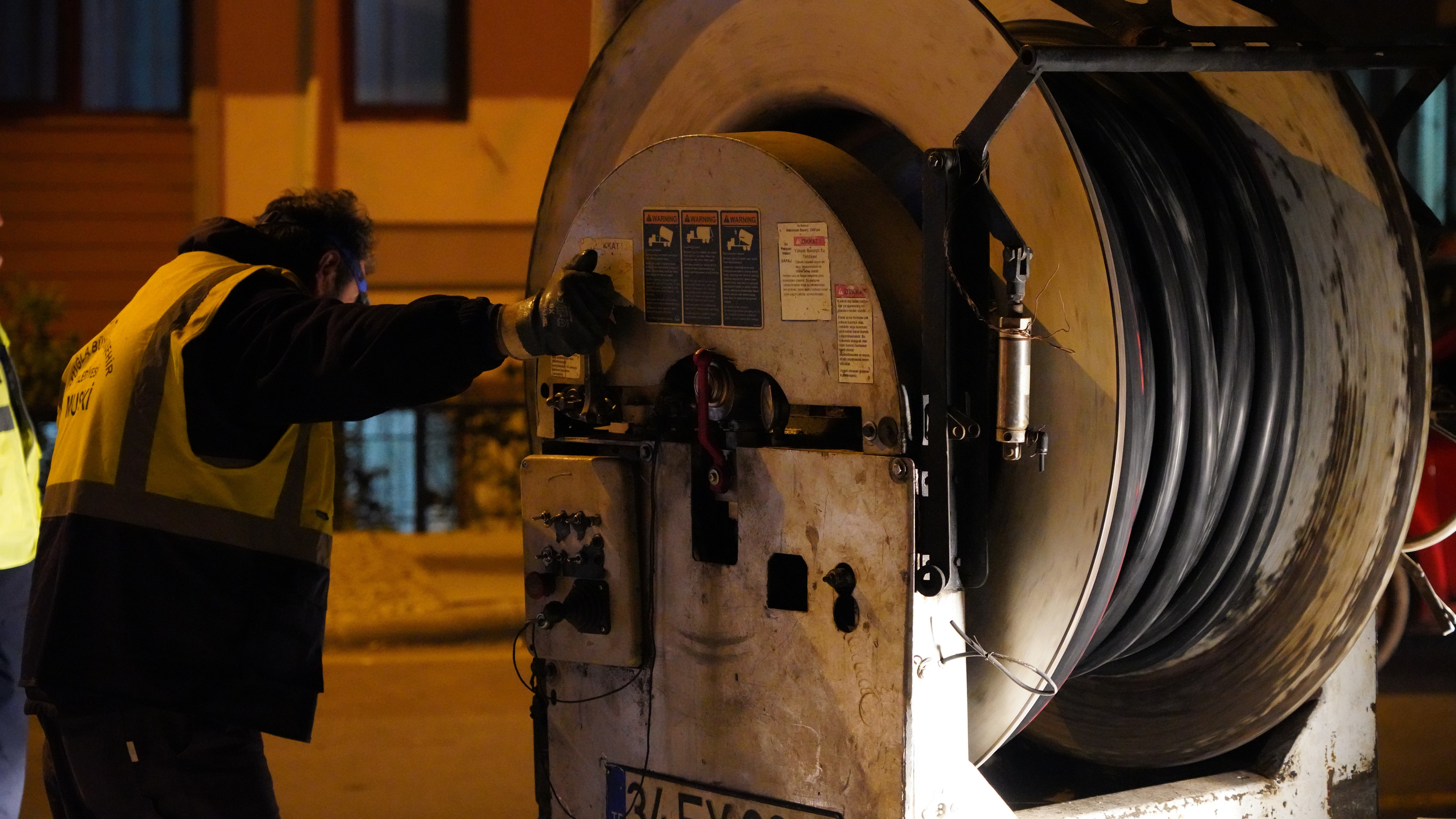 Menteşe’de Gece Mesaisiyle Kanal Temizliği Yapıldı (3)