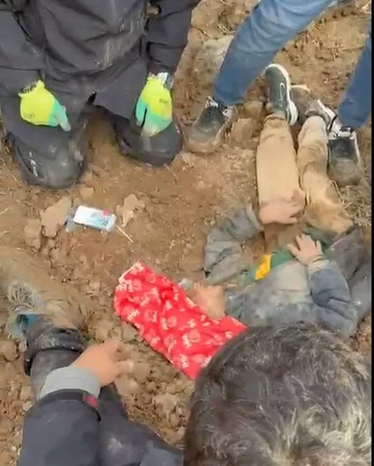 Vucudunun Bir Kismi Topraga Gomulu Bulun 1052586 312448