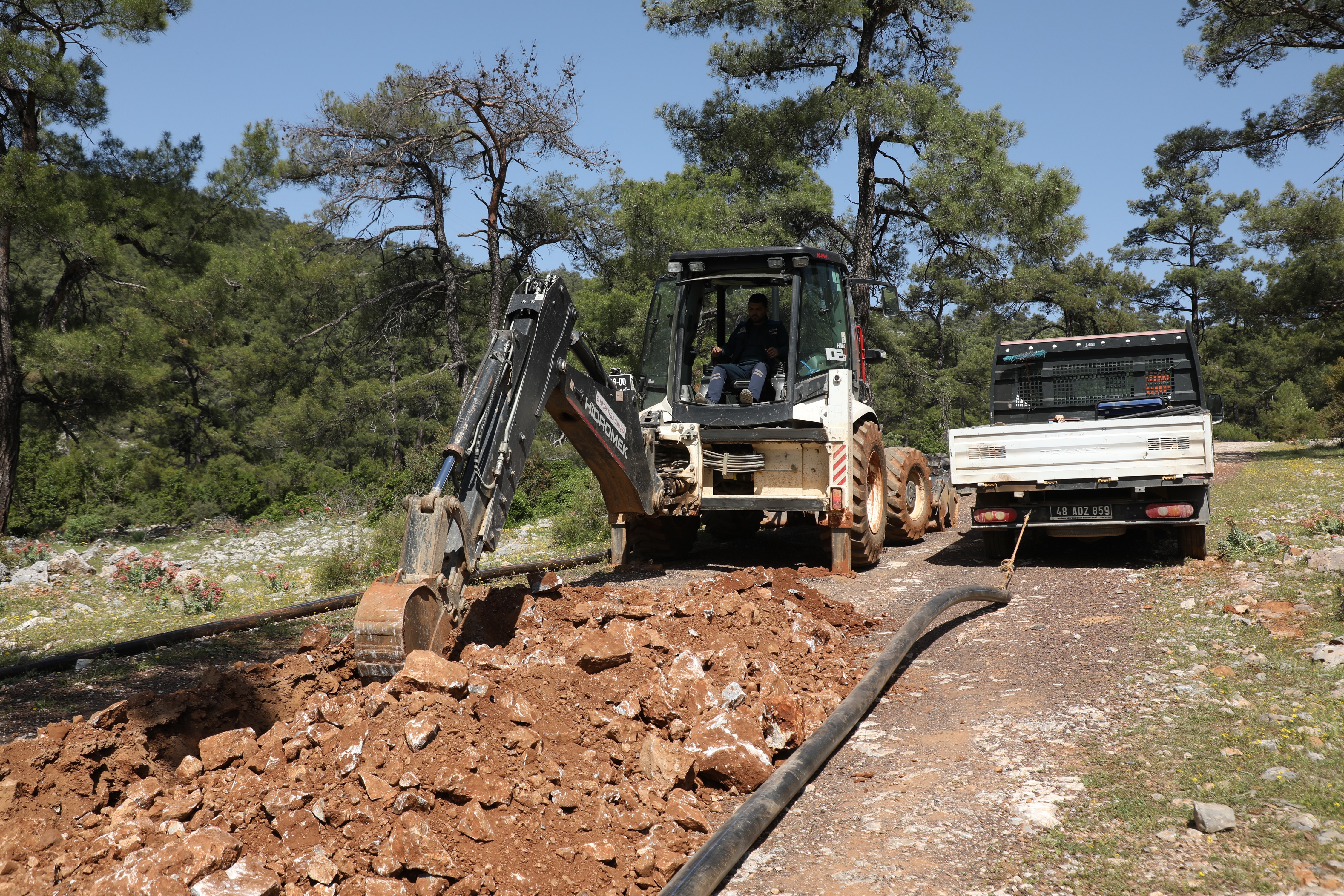 Muski̇ Çırpı Mahallesinin İçme Suyu Hatlarını Yeniliyor (1)
