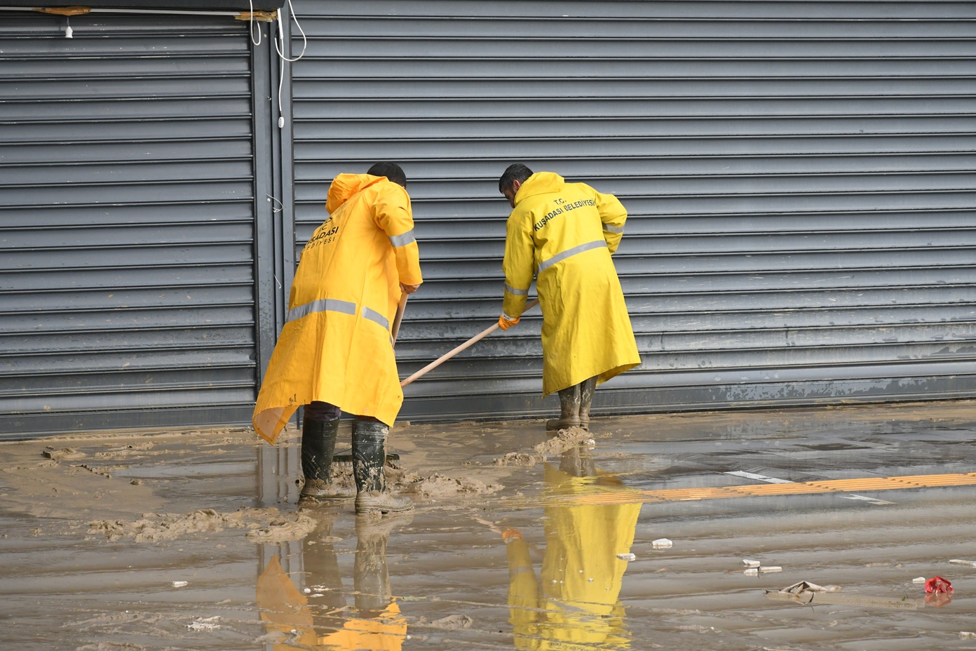 Sağnak Sonrası Kuşadası Belediyesi Ekipleri Sahada (4)-1