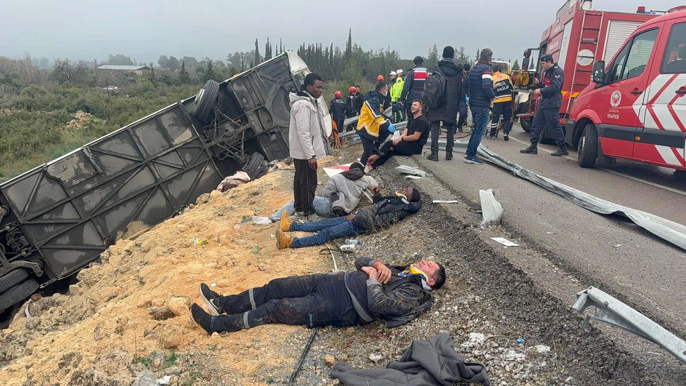 Antalyada Yolcu Otobusu Devrildi