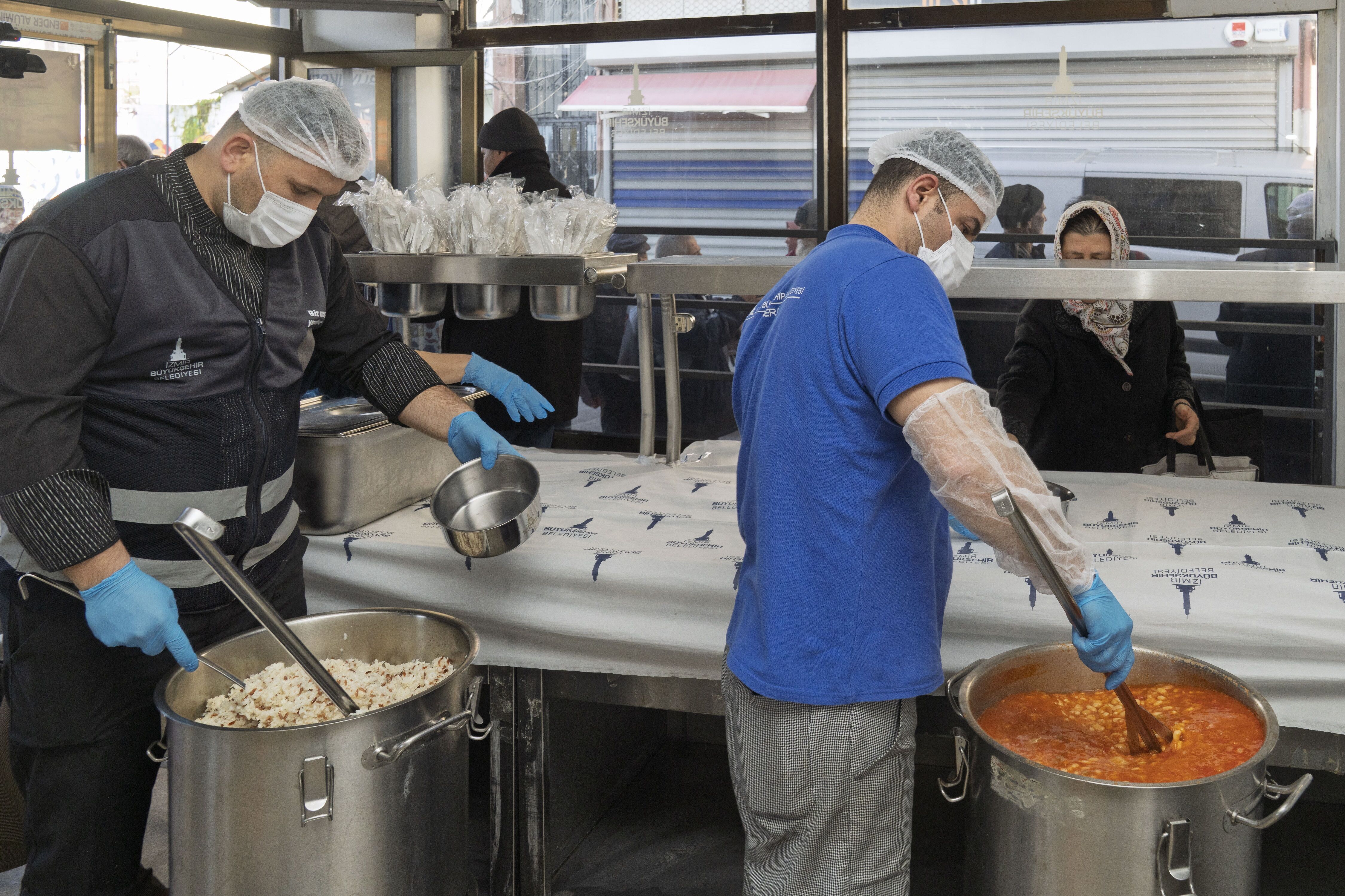 Bt Dayanişma Noktasi Sicak Yemek Dağitimi 002 (1) (2)