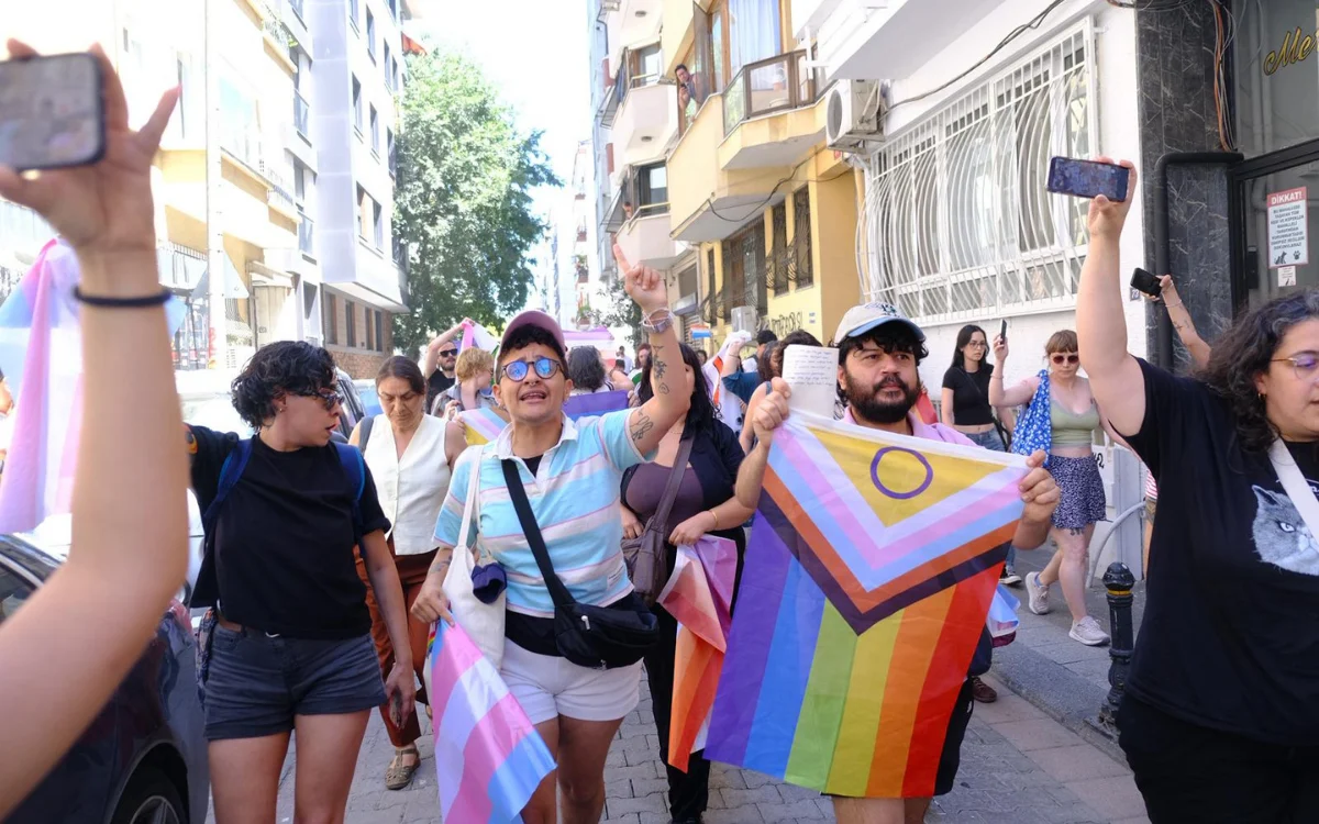 Onur Yürüyüşü’ne polis müdahalesi'Gözaltılar var
