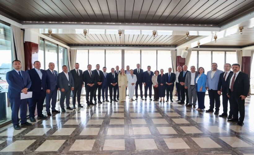 İzmir’de hangi belediye başkanları Yeni Parti’ye geçti
