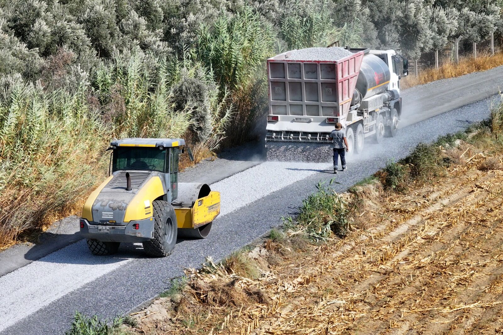 Başkan Yetişkin'den üreticilere asfalt çalışması