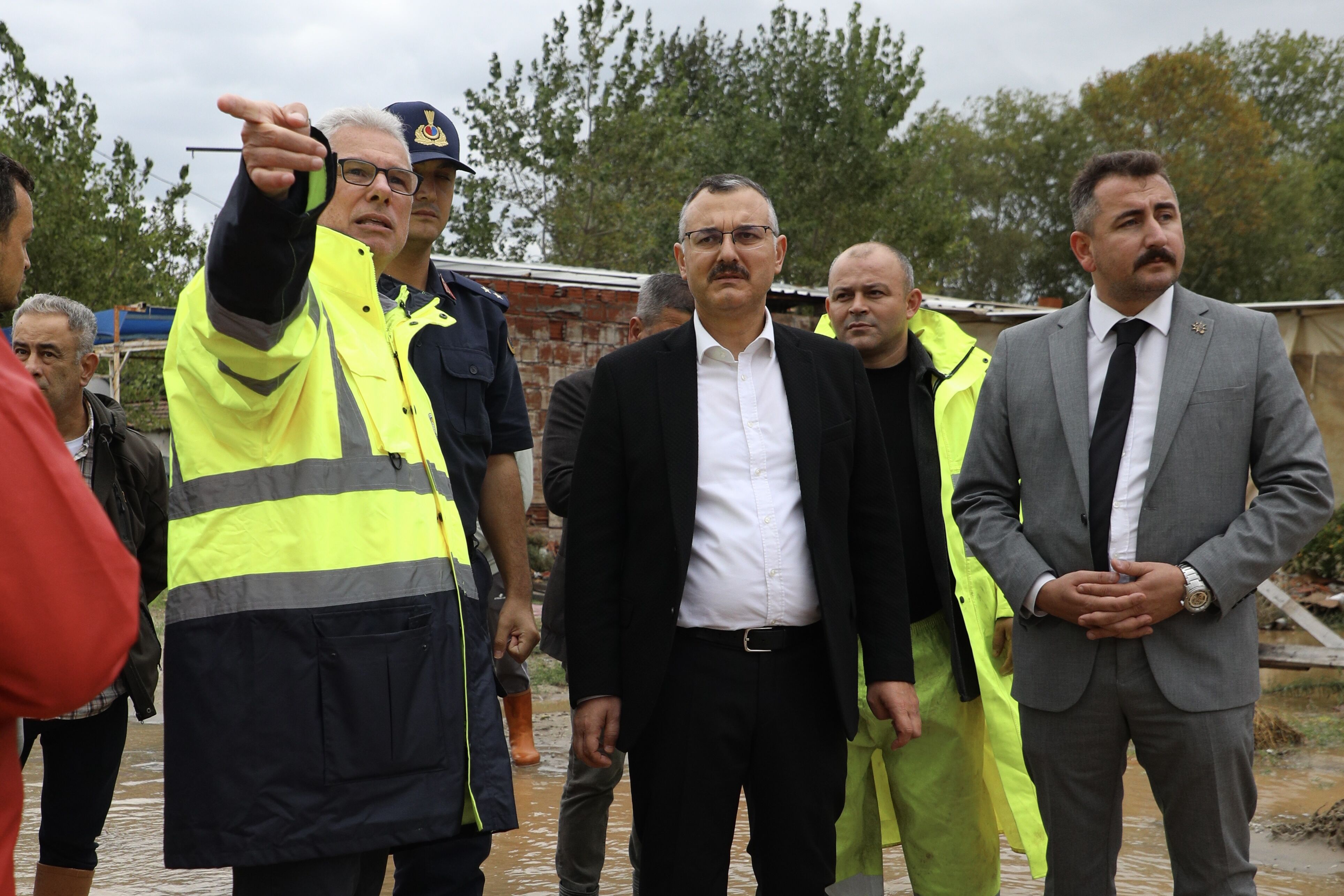 Esence ve yalıçiftlik’te sağanak sonrası taşkın müdahalesi