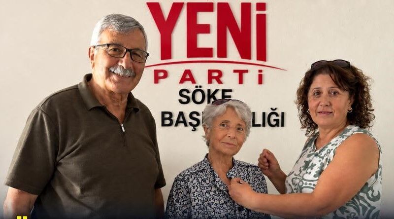 İlkokul kurdelesini takan öğretmenine şimdi rozet taktı