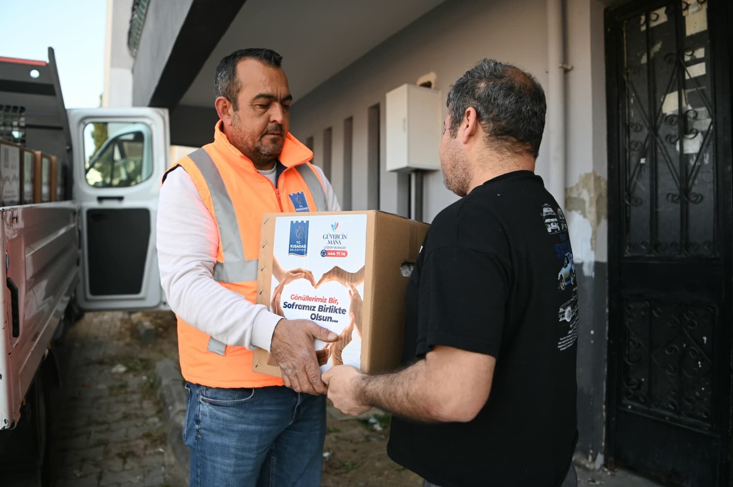 Kuşadasi Beledi̇yesi̇'nden İhti̇yaç Sahi̇pleri̇ne Düzenli̇ Gida Desteği̇ (1)