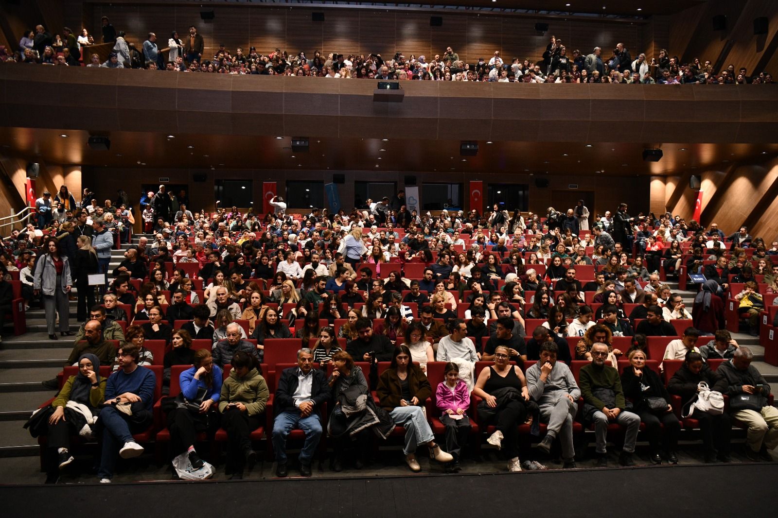 Balikesir Buyuksehir Belediyesi Sehir Tiyatrosu Ilk Ayinda Seyirciden Tam Not Aldi 1