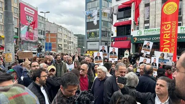 Gazeteciler sansüre karşı Kadıköy'de eylem yaptı