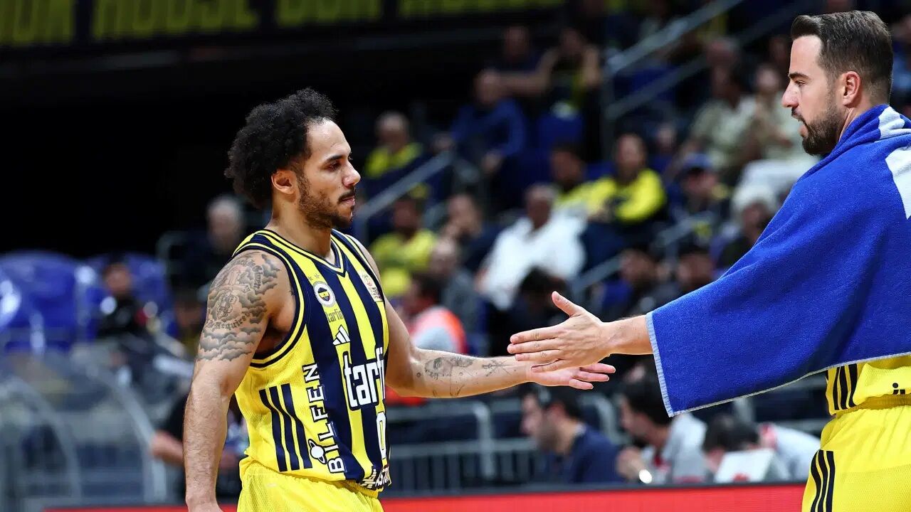 Shane Larkin ilk kez forma giydi: Fenerbahçe kazandı