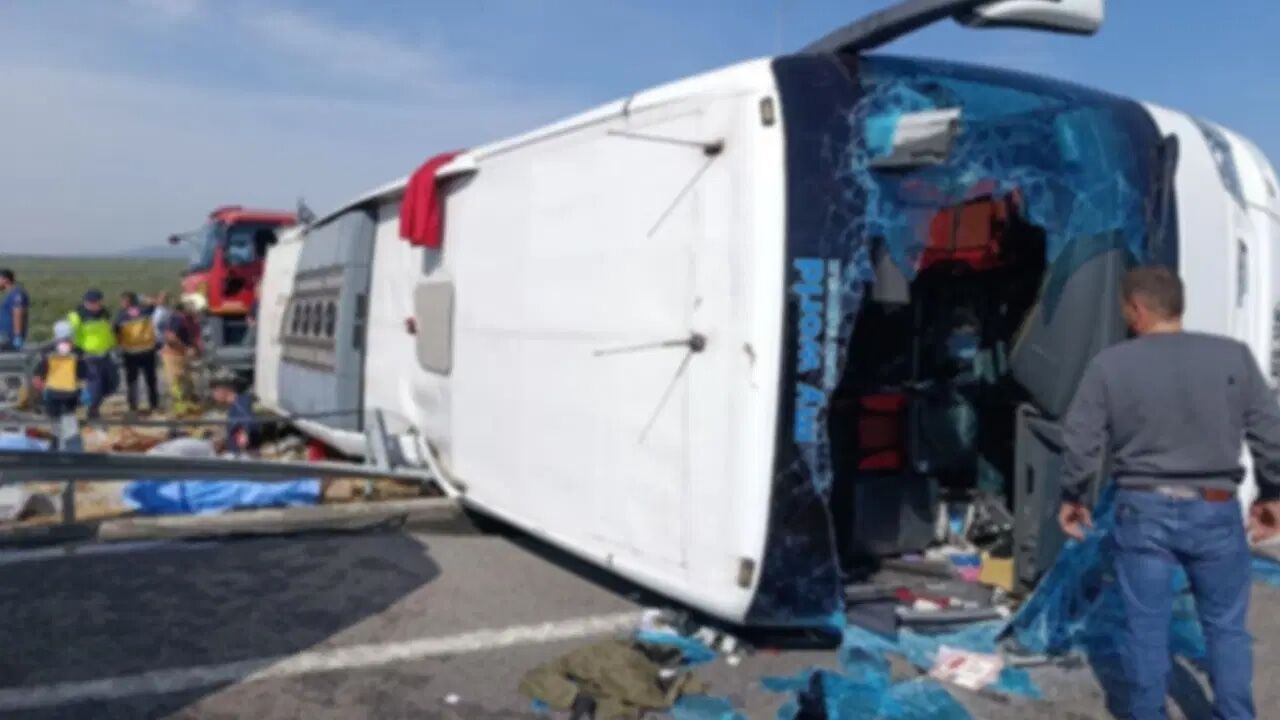 Manisa'da tur otobüsü ile çekici çarpıştı: 11 ölü