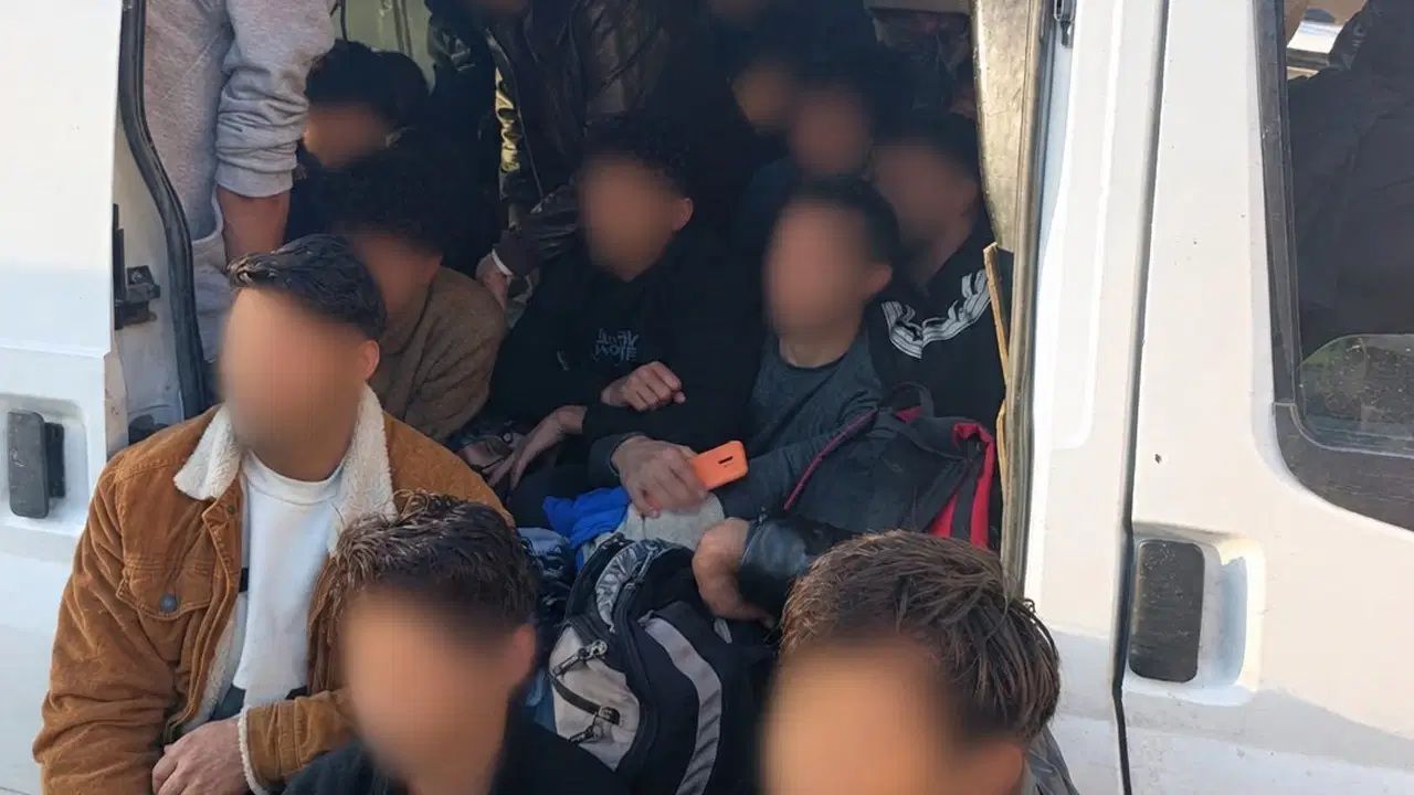 İzmir’de durdurulan araçtan 34 düzensiz göçmen çıktı