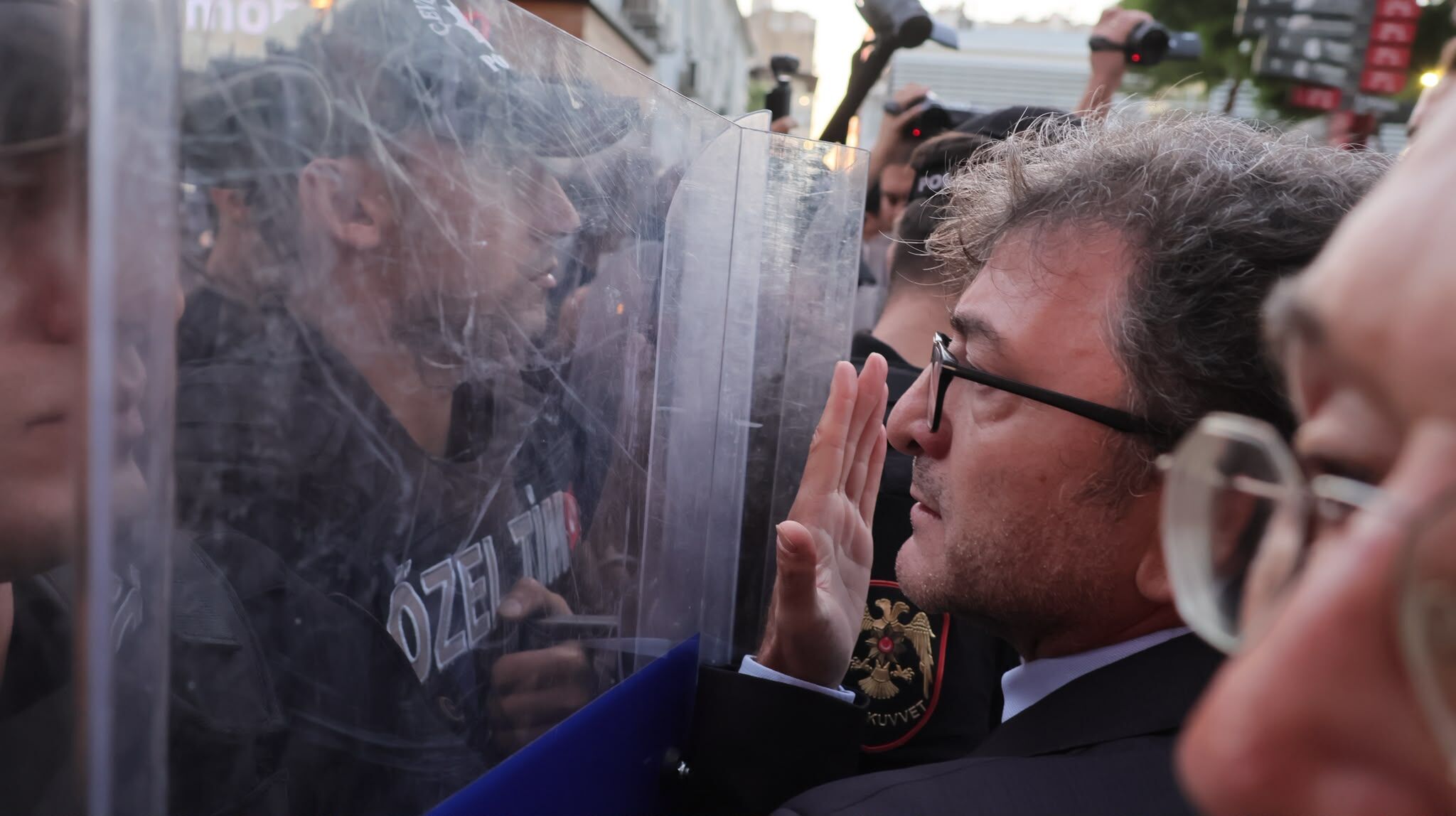 Demokrasi ve Cumhuriyet yürüyüşüne polis engeli!