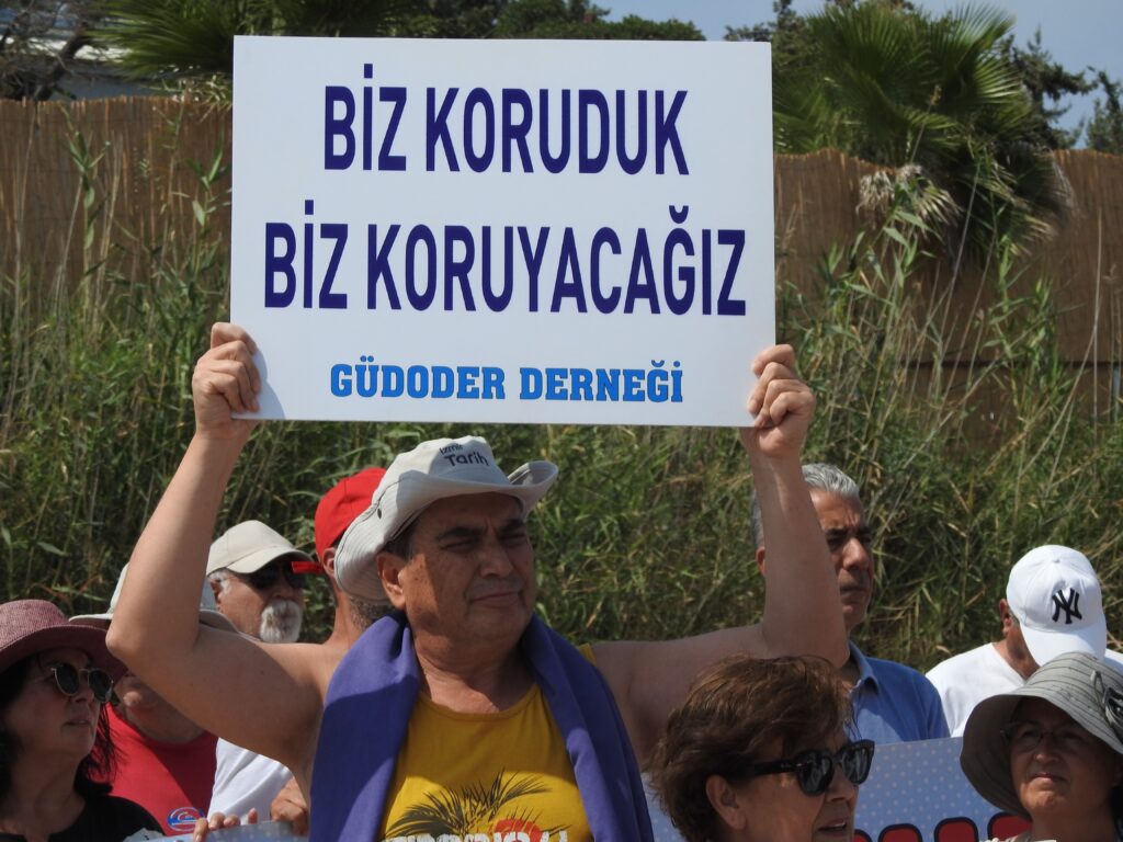 Çeşme’de havlulu tepki sürüyor