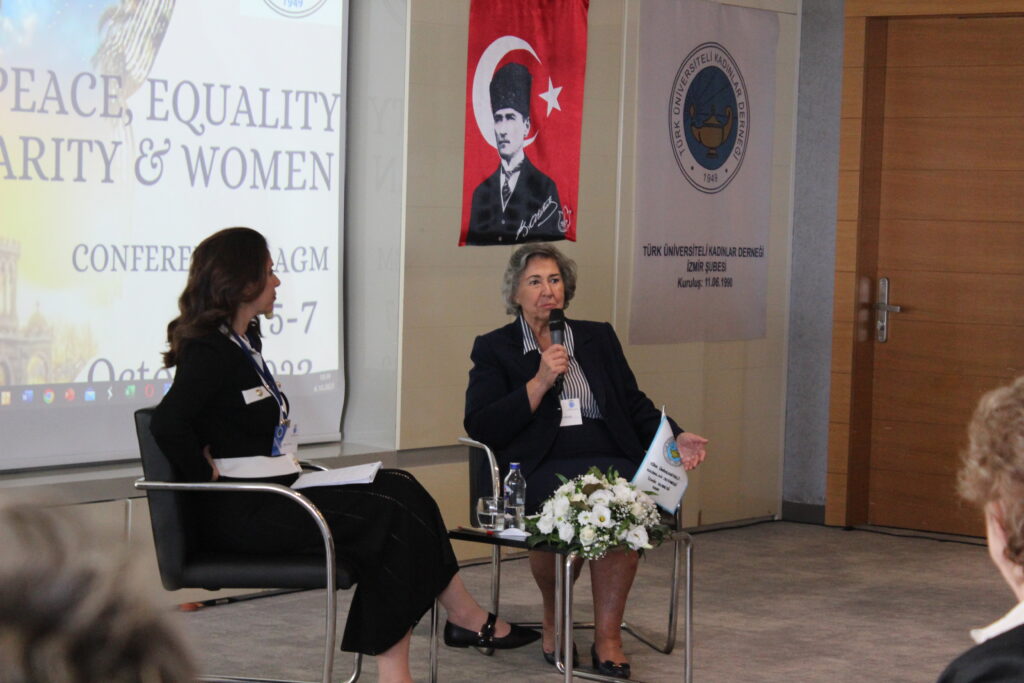 Türk üniversiteli kadınlar derneği izmir de konferans düzenledi