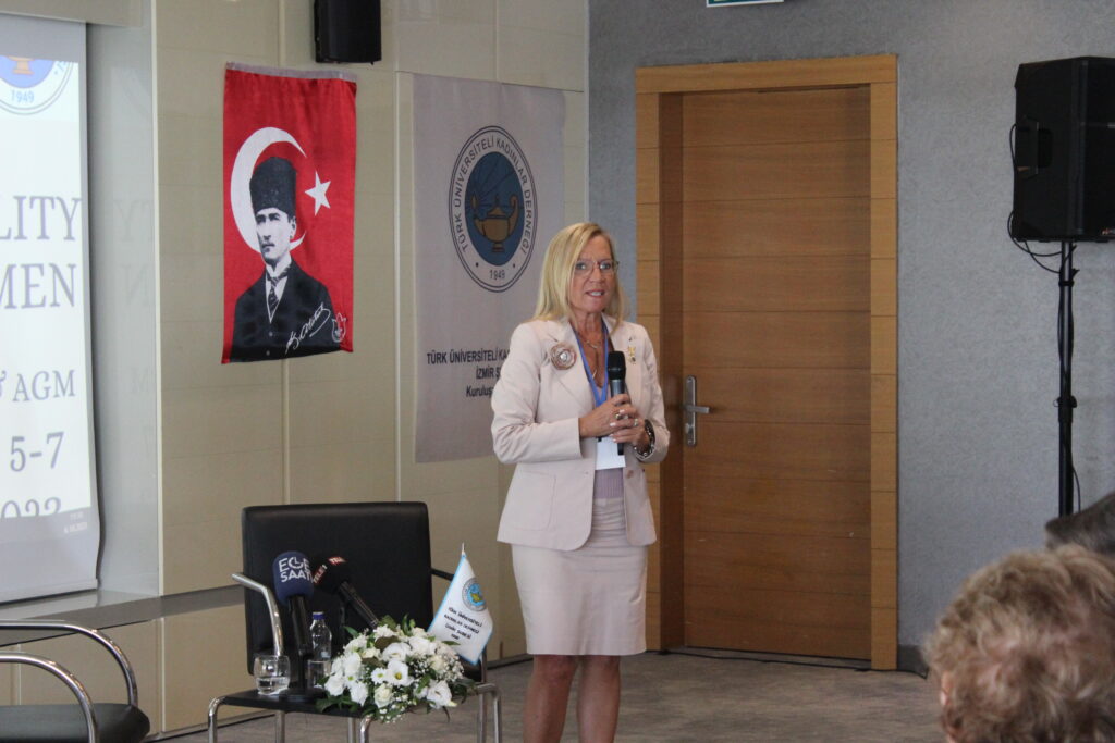 Türk üniversiteli kadınlar derneği izmir de konferans düzenledi
