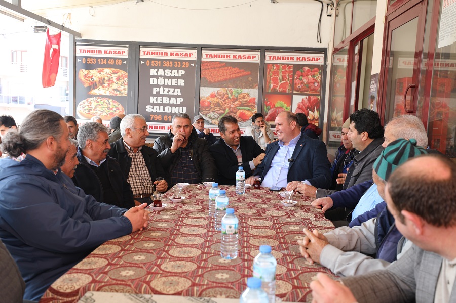 Menderes Belediye Başkanı İlkay Çiçek, mahallelerde ziyaretlerde bulunup vatandaşlarla yüz yüze zaman geçirerek halkla buluştu.