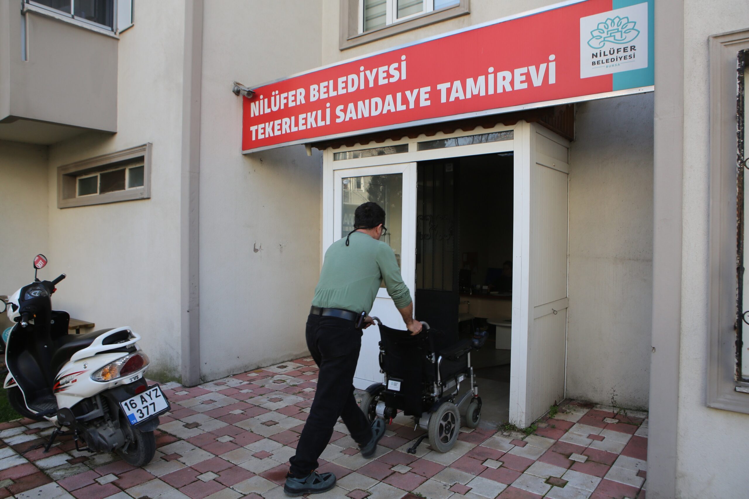 Nilüfer Belediyesi’ne bağlı Tekerlekli Sandalye Tamirevi, yapmış olduğu onarım hizmetiyle engelli bireylerin hayatını kolaylaştırıyor.