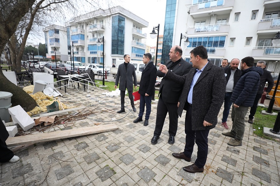 Menderes Belediye Başkanı İlkay Çiçek, sahaya çıkarak yapımı devam eden hizmetleri gezerek yerinde değerlendirdi.