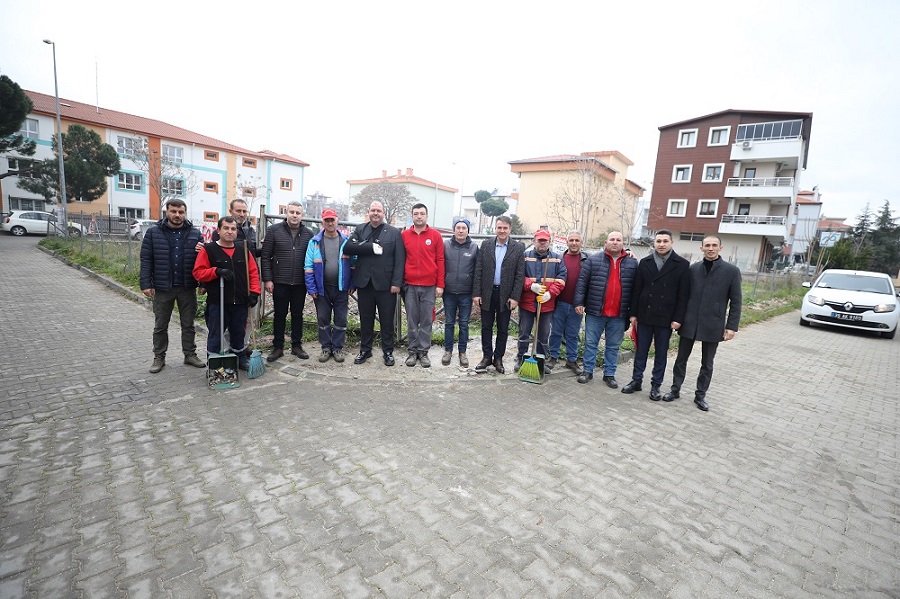 Menderes Belediye Başkanı İlkay Çiçek, sahaya çıkarak yapımı devam eden hizmetleri gezerek yerinde değerlendirdi.